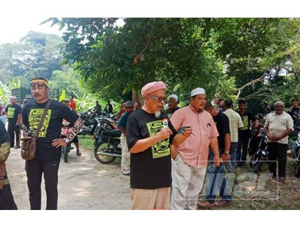 Seorang penduduk sedang mendeklamasikan sajak tentang Gunung Pulai dalam program hari ini.