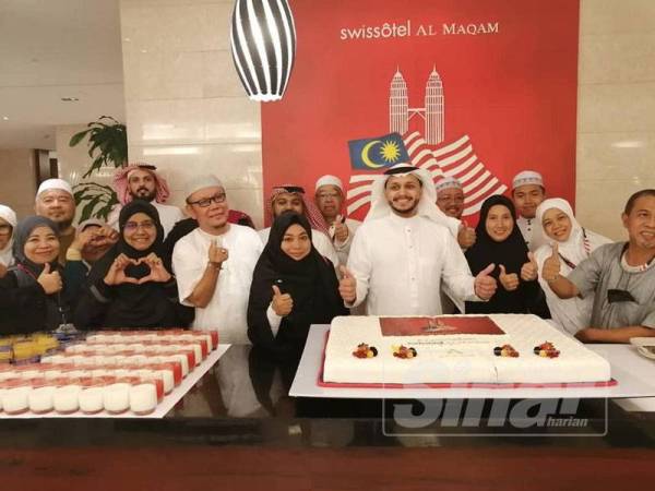  Pengurus Hotel Swissotel Al-Makam, Ahmad Maghrabi (empat, kanan) meraikan sambutan Hari Kemerdekaan bersama jemaah haji Malaysia di tanah suci, Makkah.
