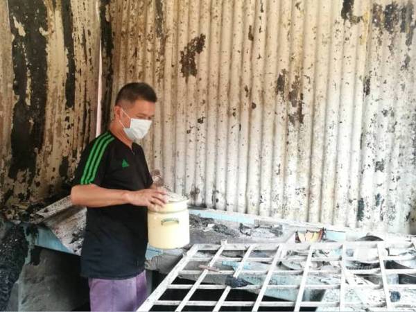 Chan Mun mengumpulkan periuk yang digunakan beliau untuk berniaga.