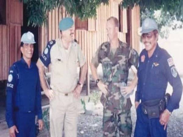 Bahari (kiri) bergambar kenangan dengan tentera dari negara lain sewaktu bertugas di Kemboja pada tahun 1992.