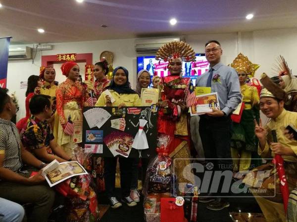 'The New Look' hasil rekaan tiga pelajar Kolej Vokasional (ERT) Azizah, Johor dinobatkan juara yang membawa pulang wang tunai RM3,000. Hadiah disampaikan Pengarah KunKwan, Raymond Chan.
