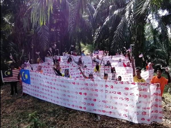 Sukarelawan Team Ngukah Walk Fit Hulu Terengganu bersama komuniti Kampung Kuala Por, Hulu Terengganu mengibarkan Jalur Gemilang cap tapak tangan sepanjang 150 meter atas puncak Bukit Belimbing sempena Hari Kemerdekaan tahun ini.