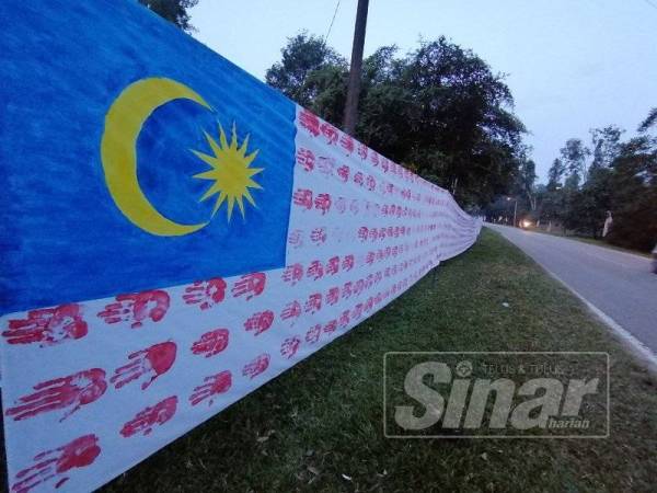 Team Ngukah Walk Fit Hulu Terengganu mengambil masa lebih-kurang dua minggu menyiapkan Jalur Gemilang cap tapak tangan ini.