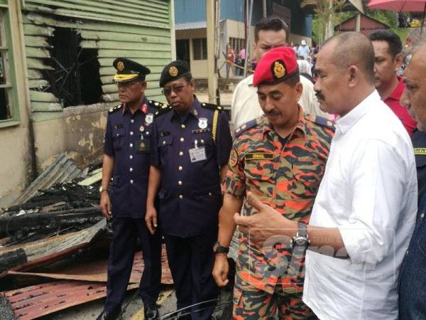 Abu Bakar diiringi Penolong Pengarah Bahagian Operasi Kebombaan Dan penyelamat JBPM Pahang, Ismail Abdul Ghani (tiga kiri) melawat lokasi kebakaran.