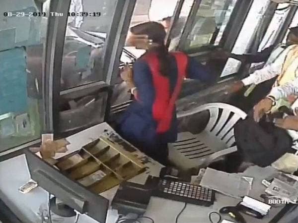 Jurutol terbabit ditampar lelaki tersebut beberapa kali.