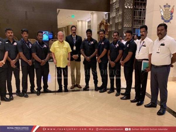Sultan Johor turut berkenan bergambar kenangan bersama pegawai dan anggota polis serta pengawal peribadi tempatan di Cochin. -Foto ihsan Royal Press Office
