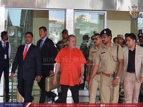 Sultan Johor disambut mesra di Lapangan Terbang Antarabangsa Cochin. -Foto ihsan Royal Press Office