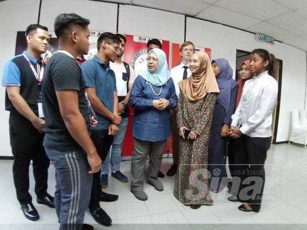 Asma (tengah) berbual dengan beberapa pelajar baharu yang mendaftar masuk bagi sidang akademik 2019/2020 selepas sidang media di USM tadi.