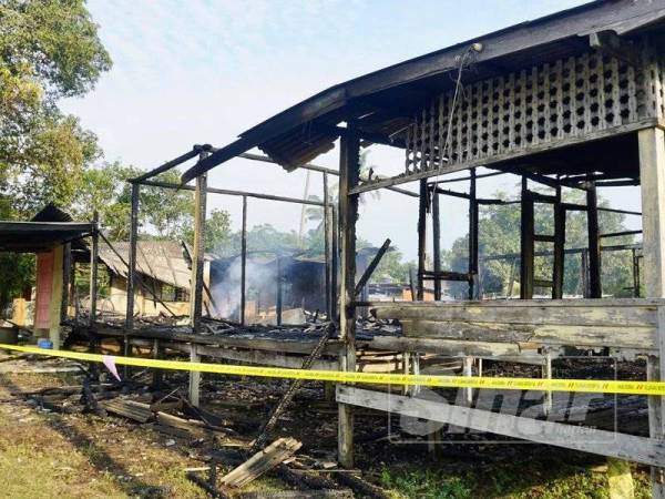 Keadaan rumah kayu didiami Aslinda lima beranak yang musnah dijilat api dalam kebakaran di Kampung Sura Tengah, Dungun.