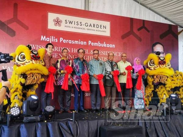 Wan Rosdy (empat dari kanan) bersama barisan tetamu kehormat semasa majlis perasmian Swiss Garden Hotel & Residences Genting Highlands hari ini.