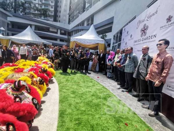 Wan Rosdy (tiga dari kanan) menyaksikan persembahan tarian naga sempena perasmian Swiss Garden Hotel & Residences Genting Highlands hari ini.