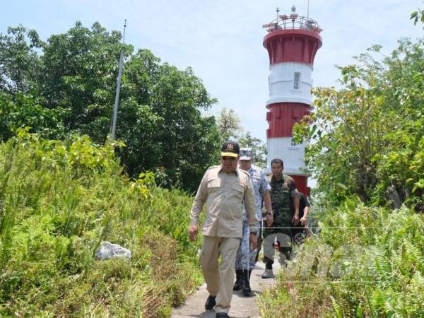 Mohamad dibawa melawat ke sekitar penempatan di sini.
