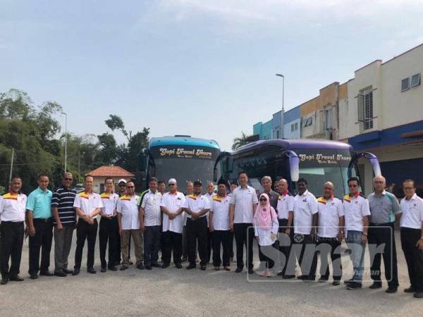 Kok Seong bersama masyarakat setempat semasa merasmikan pelancaran perkhidmatan bas awam percuma di Bahau, Jempol hari ini.