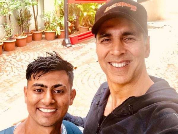 Kumar (kanan) turut berkongsi gambar swafoto bersama Parbat di media sosial.