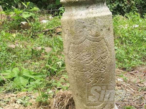 Salah satu batu nisan di kaki Gunung Pulai yang mempunyai ukiran menunjukkan si mati orang istana.