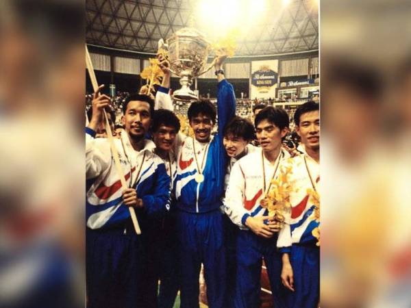 Skuad badminton negara meraikan kemenangan Piala Thomas pada tahun 1992.