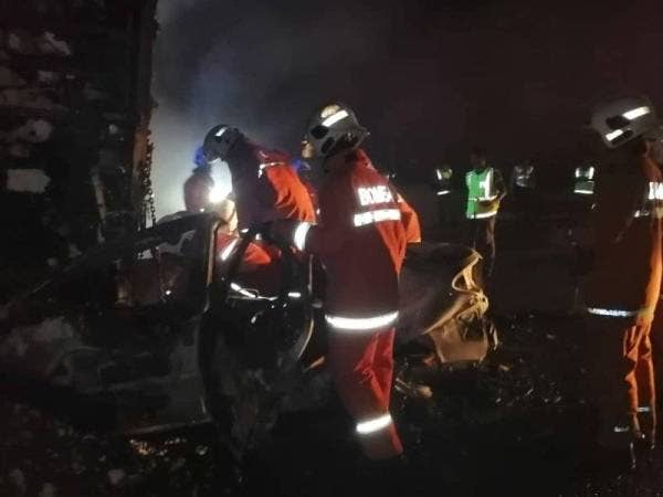 Keadaan kereta dan lori yang terbabit kemalangan dan terbakar lewat malam tadi. - Foto bomba

