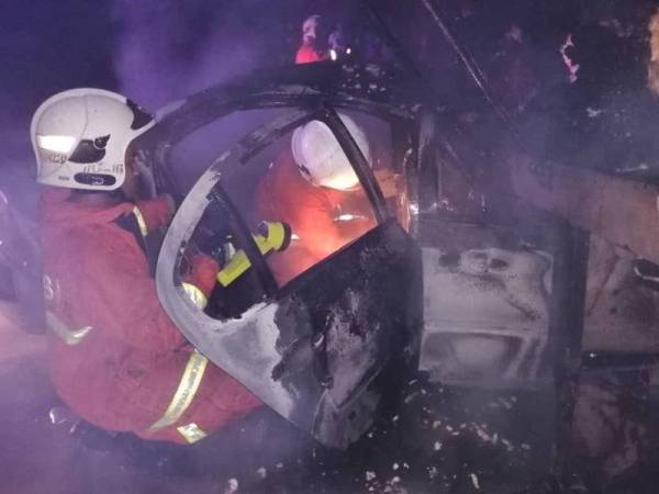 Keadaan kereta dan lori yang terbabit kemalangan dan terbakar lewat malam tadi. - Foto bomba
