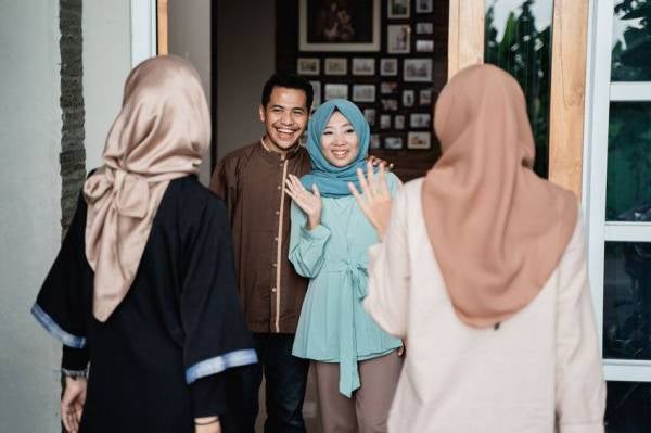 APABILA bertandang ke suatu tempat atau bertemu saudara seagama, ucapkanlah salam kepada mereka.