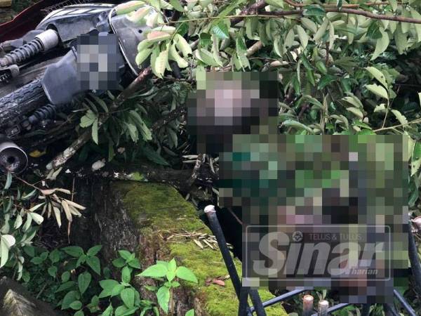 Motosikal yang dinaiki mangsa ditemui di dalam semak.