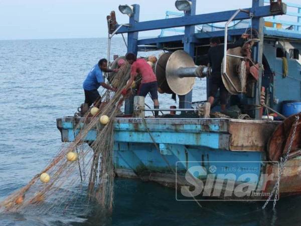 Bot nelayan terbabit dibawa ke Jeti APMM Bukit Malut untuk tindakan lanjut.