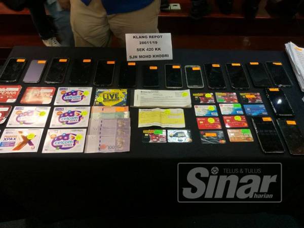 Antara barang kes yang dirampas dalam operasi di sebuah rumah teres di Klang, Khamis lalu.