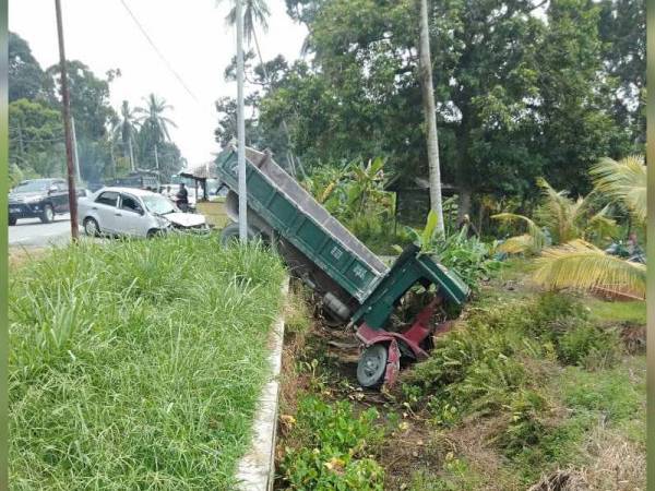 Keadaan lori muatan tanah yang turut terjunam ke dalam parit. - Foto JBPM dan pembaca.