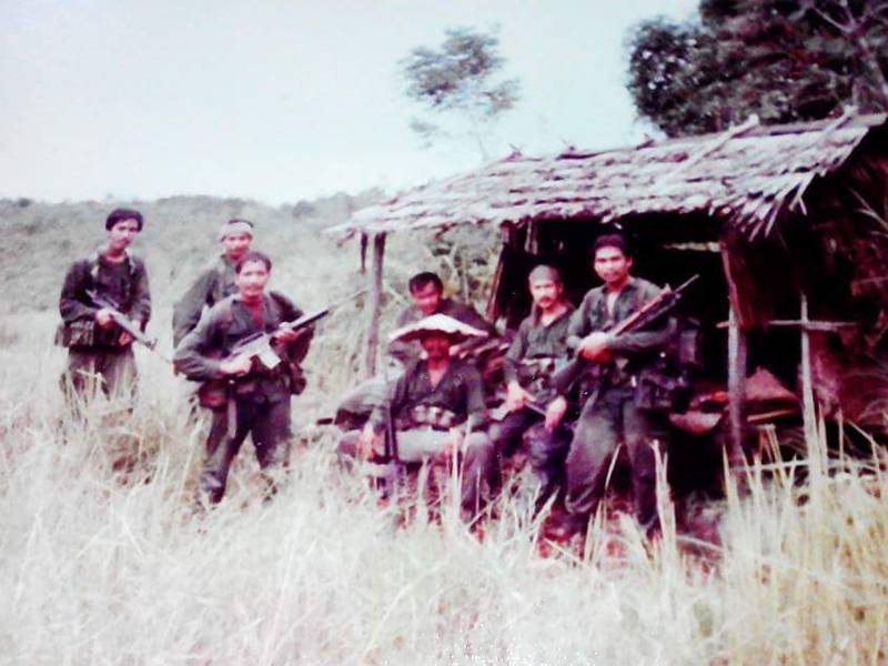 Shamsudin (dua dari kanan) bersama rakan-rakan sepasukan semasa berkhidmat dalam tentera.