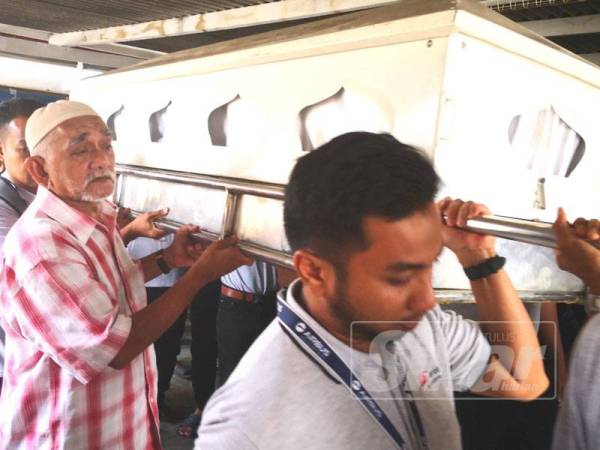Rosely (dua dari kiri) mengusung jenazah anaknya di Hospital Tanjong Karang untuk dibawa ke Tanah Perkuburan Islam Sungai Baru Gunung, Alor Setar Kedah.