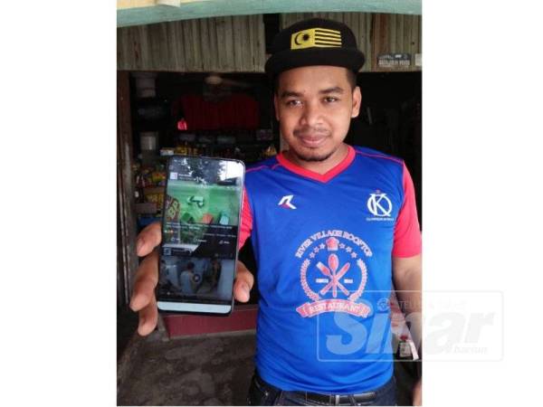 Abdullah Aqili menunjukkan rakaman daripada lakonan filem pendek yang tular di media sosial.