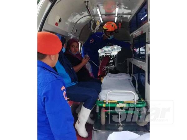 Salah seorang pekerja yang terhidu gas diberi rawatan.