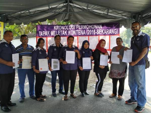 Kogilavani (tengah) bersama sebahagian ahli persatuannya yang menuntut MBIP menjelaskan penolakan permohonannya.