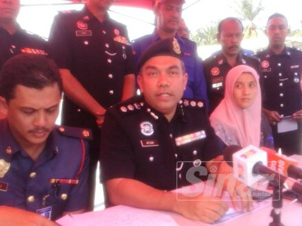 Afzanizar (tengah) pada sidang media kes kebocoran gas di sebuah kilang pemprosesan ayam di Merlimau, di sini hari ini.