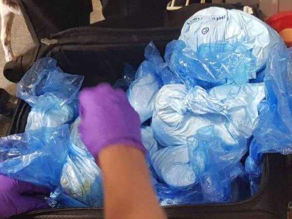 Beg pakaian berisi serbuk putih yang disangka dadah hanyalah bahan membuat kek vegan.