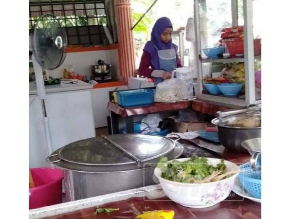 Gerai jualan mi celup yang diusahakan Raja Rasiah bagi menampung perbelanjaan keluarga.