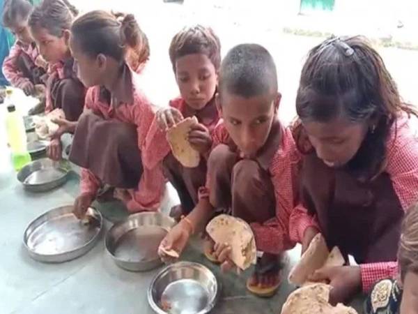 Pawan Jaiswal menjadi terkenal susulan laporannya tentang pelajar miskin di sebuah sekolah rendah di Uttar Pradesh diberi makan roti dan garam.
