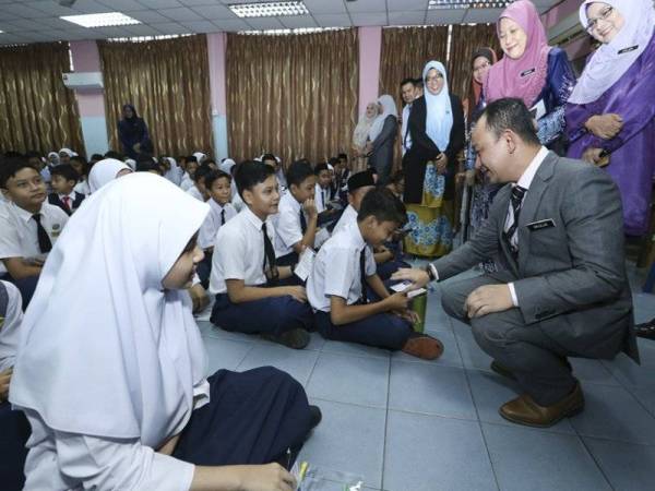 Menteri Pendidikan, Dr Maszlee Malik memberi kata-kata perangsang kepada calon peperiksaan Ujian Penilaian Sekolah Rendah (UPSR) semasa melakukan tinjauan di Sekolah Kebangsaan Putrajaya Presint 8 (1) hari ini. - Foto Bernama