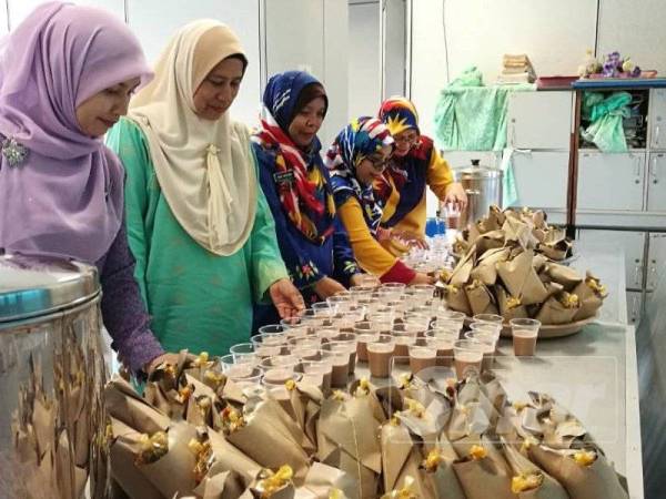 Guru-guru SK Bunut Susu sedang menyiapkan minuman dan makanan.