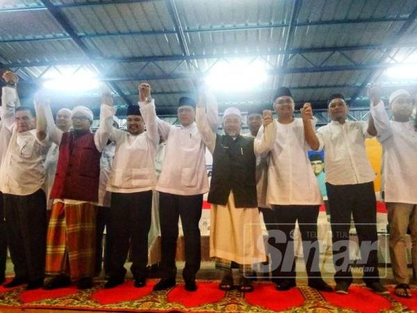 Wan Rosdy(empat,kiri),Tuan Ibrahim (Lima,Kiri) ,Jamil(tiga,kiri) dan Syed Ibrahim (kanan) bersama barisan kepimpinan kedua-dua parti tersebut