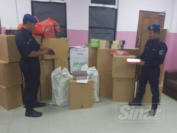 Antara rampasan rokok yang dirampas dalam operasi di sebuah rumah teres dua tingkat di Taman Sentosa, Klang semalam.