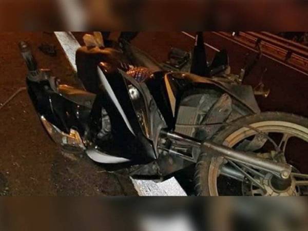 Keadaan motosikal jenis Yamaha 135LC yang ditunggang mangsa selepas terlibat kemalangan.
