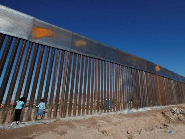 Tujuan utama pembinaan tembok sempadan tersebut adalah untuk menyekat kemasukan pendatang haram dari Mexico dan Amerika Tengah.