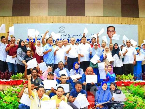 Wan Rosdy (tengah) bersama sebahagian penerima Notis 5A di Dewan Tun Abdul Razak, Temerloh hari ini.