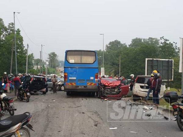 Bas kilang yang dikatakan mengalami kerosakan brek menyebabkan 13 kenderaan lain turut kemalangan.