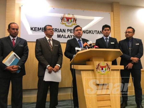 Anthony Loke (tengah) pada sidang media khas yang diadakan di Putrajaya hari ini.