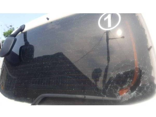 Bahagian kanan cermin belang van penguatkuasa MPS pecah pagi tadi di PKNS Batu 16 di sini.