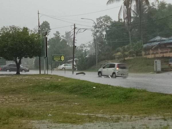 Serpihan kubah yang tercabut hampir menyebabkan seorang pemandu terbabas.