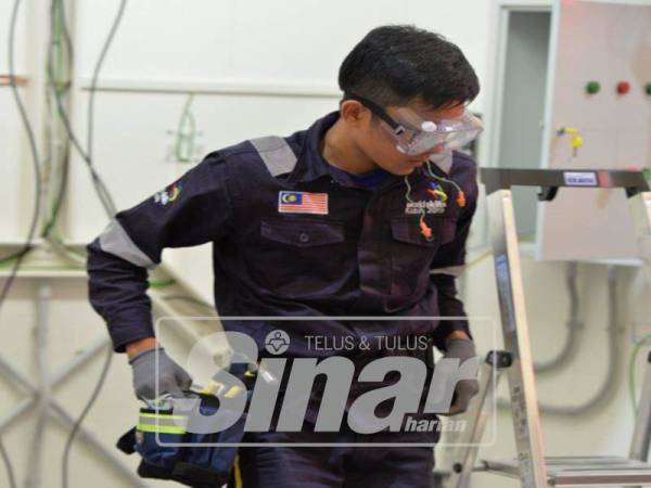 PELATIH GiatMara Taiping, Amir Syazwan Saridan turut cemerlang dalam bidang pemasangan elektrik.