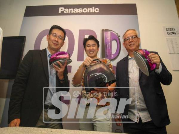 PENGURUS Besar Jabatan Komunikasi Audio Visual Panasonic, Ng Hong Ping (kiri) bersama Pengurus Besar Jabatan Inovasi Pemasaran Panasonic, Chew Keng Heng (kanan) bergambar bersama produk baharu.