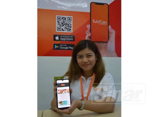 Eksekutif Operasi Tutucars Sdn Bhd, Arina Halim menunjukkan aplikasi e-hailing yang dibangunkan syarikatnya.